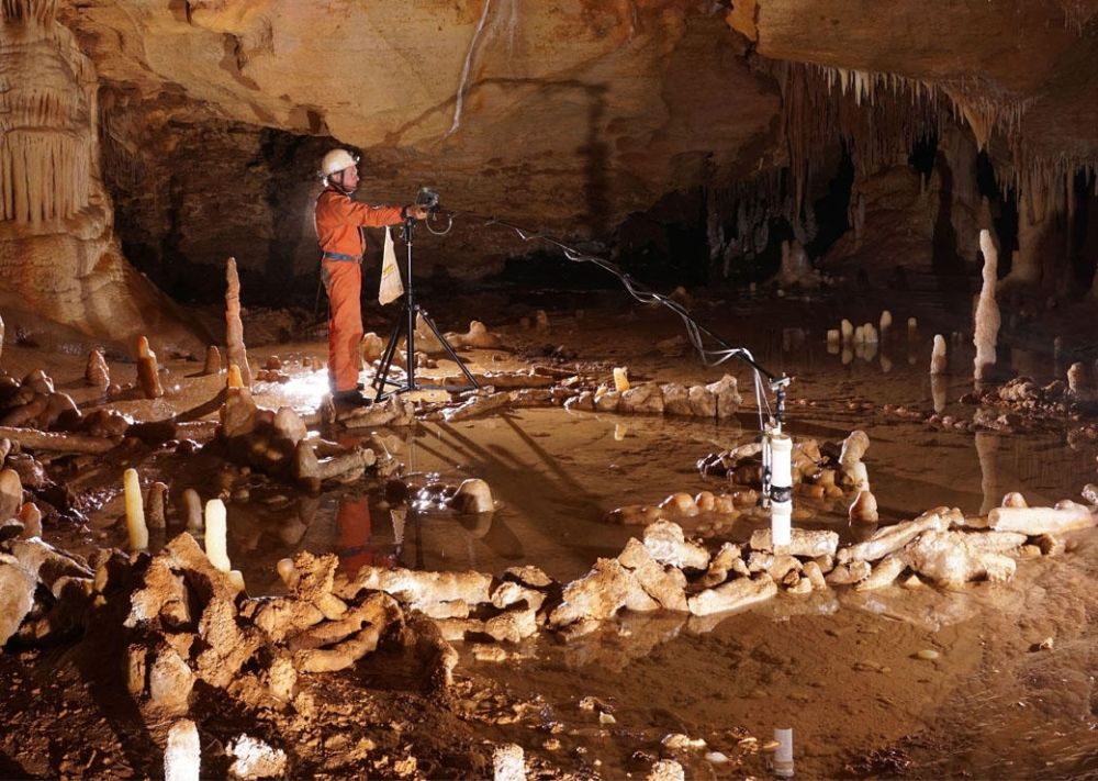 Des constructions dans la grotte de Bruniquel attribuées à Neandertal, âgées de 176 500 ans !
