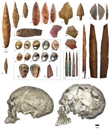 Objets de parure, gravures et outils en pierre et en os découverts dans des sites du Middle Stone Age d’Afrique du Nord et du Sud. Crâne de Jebel Irhoud 1  (Maroc, ~ 300 000 ans) en bas à gauche et de Qafzeh 9 (~ 95 000 ans) en bas à droite.