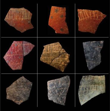 Fragments d'oeuf d'autruche gravés, env. 60 000 ans, Rock Shelter Deepkloof, Afrique du Sud  (cl. PJ Texier, PACEA)